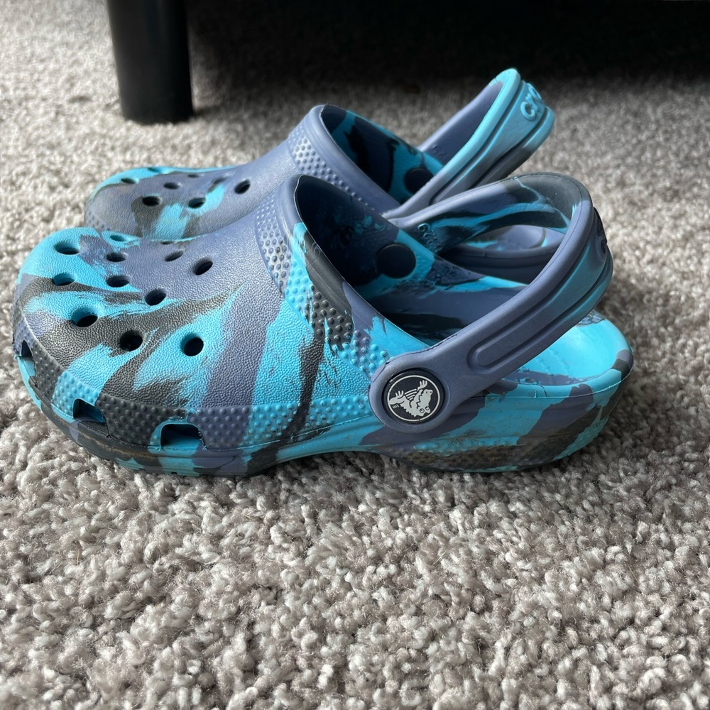 CROCS Kids Gray & Blue Patterned Sandals
